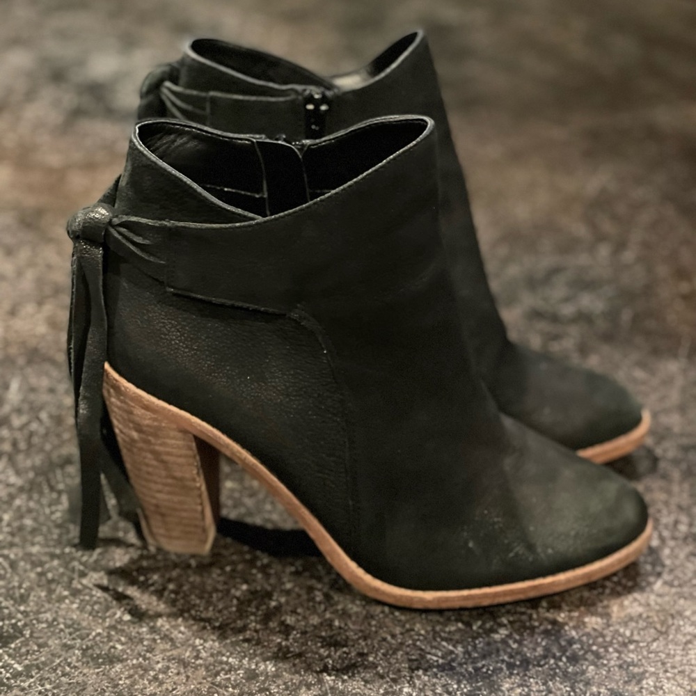 Vince Camuto Linford Bootie Black Leather Size 7.5, EUC